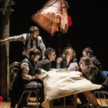 Fanfare, Tout a une Fin, Sauf la Saucisse Qui En a Deux