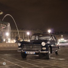 Balade Guid&eacute;e VIP dans Paris en Peugeot 404 avec Champagne